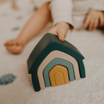 Silikónová skladacia hračka domček Misty Green - 12m+ Petite&Mars