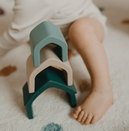 Silikónová skladacia hračka domček Misty Green - 12m+ Petite&Mars