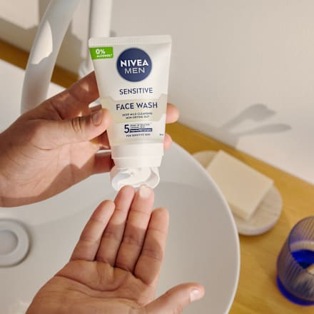 Gel de curățare față Sensitive NIVEA MEN