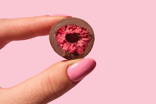 Trockenfrüchte, Crunchy Raspberries, Himbeeren mit Schokolade                 nucao