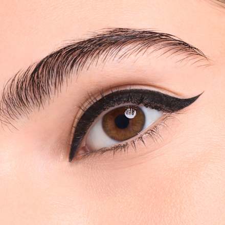 Eyeliner w pędzelku Hyper Liner 010 Classic Black CATRICE