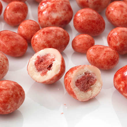 Schokolierte Erdbeeren in weißer Beerenschokolade dmBio