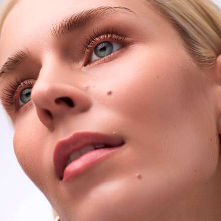 řasenka voděodolná Glam & Doll Volume Brown, hnědá CATRICE