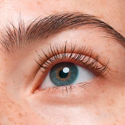 řasenka voděodolná Glam & Doll Volume Brown, hnědá CATRICE