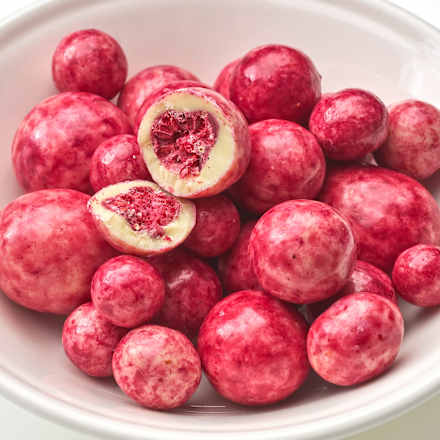Himbeeren in weißer Beerenschokolade dmBio