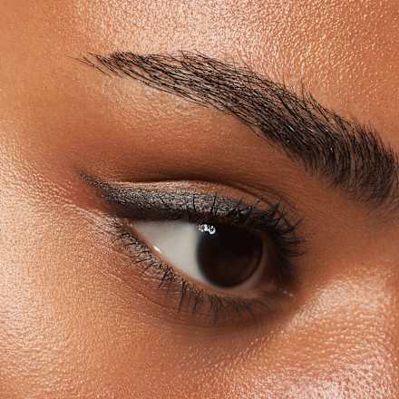 tužka na oči kajalová 15 behind the scenes essence