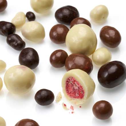 Schokolade Gefriergetrocknete Erdbeeren in dreierlei Schokolade dmBio