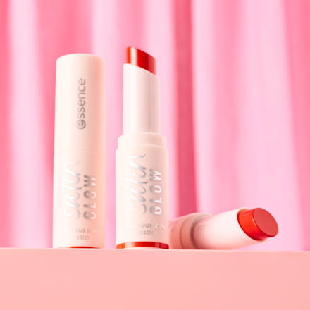 lesklá rtěnka satin GLOW 07 Coral It A Day essence