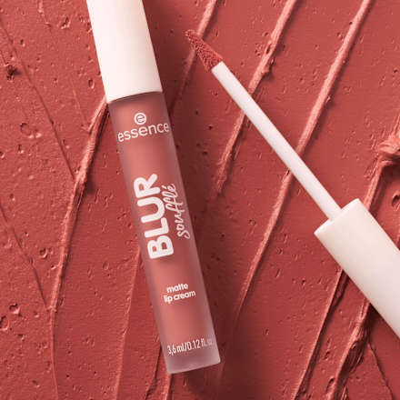 Tekutý matný rúž Blur Soufflé Matte - 03 Hot Offline essence
