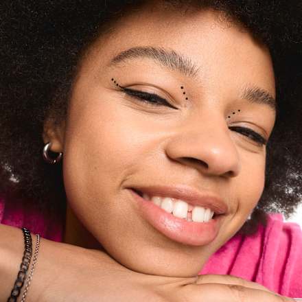 Wodoodporny liner Tiny Tip Liner 01 essence