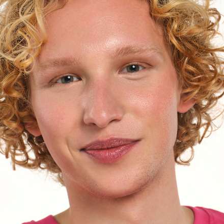 Korektor Silky Blur Hydrating Longwear Concealer 130 essence