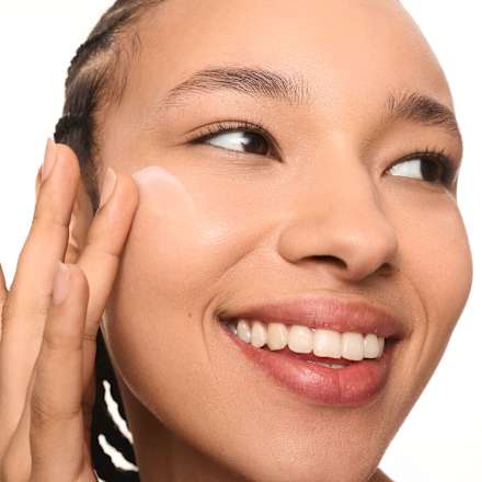 Serum pod makijaż Hello, Good Stuff! Glow Serum Primer  essence