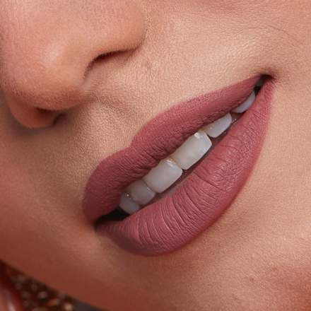 matná tekutá rtěnka Lingerie XXL, 04 Flaunt It NYX PROFESSIONAL MAKEUP