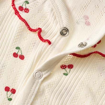 Schlafanzug mit Ajour-Struktur und Kirschen-Muster, beige, Gr. 50/56 ALANA