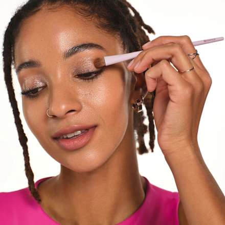 Pędzelek do cieni do powiek Eyeshadow brush 01 essence