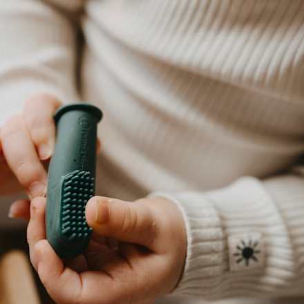 zubní kartáček na prst silikonový Green, 6m+ Petite&Mars