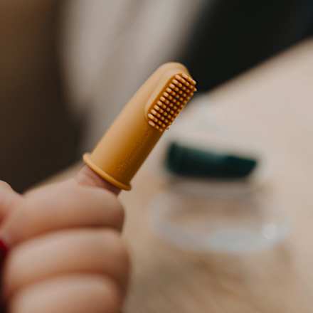 zubní kartáček na prst silikonový Green, 6m+ Petite&Mars