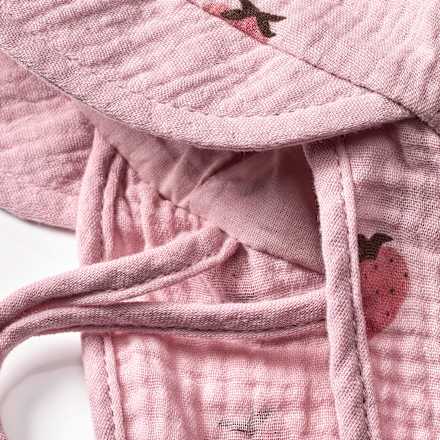 Schirmmütze aus Musselin mit Nackenschutz & Erdbeer-Muster, rosa, Gr. 46/47 ALANA
