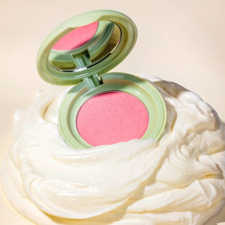 Blush Cream Pistachio Cream Delight rumenilo - 02 Strawberries & Cream CATRICE