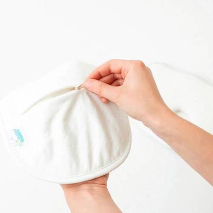 Pernă albă pentru bebeluși babysnugg