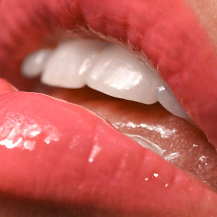 lesk na rty Glosstitude 04 Coral Energy GABRIELLA SALVETE