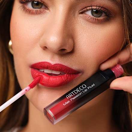 Mat Passion Lip Fluid sjaj za usne - 42 Boho Red  ARTDECO