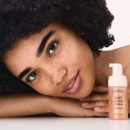 Primer Soft Glam Foam 010 Beyond The Cloud CATRICE