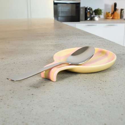 Löffelablage aus Steingut, gestreift gelb/rosa  Soapland