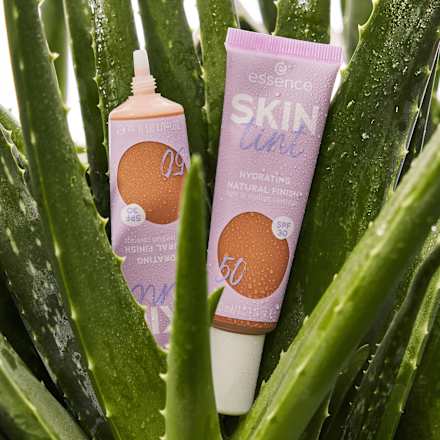 SKIN tint Hydrating Natural Finish tečni puder- 50 essence