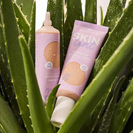 SKIN tint Hydrating Natural Finish tečni puder- 10 essence