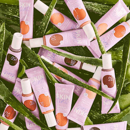 SKIN tint Hydrating Natural Finish tečni puder- 60 essence