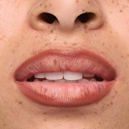 8h matte comfort olovka za usne- 17 Must Have Brown essence