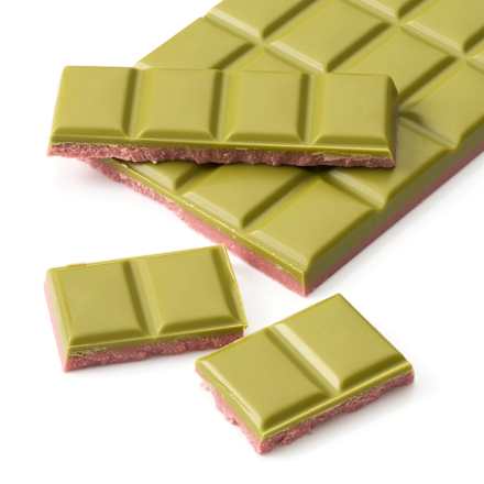 bílá čokoláda matcha s jahodovou náplní dmBio