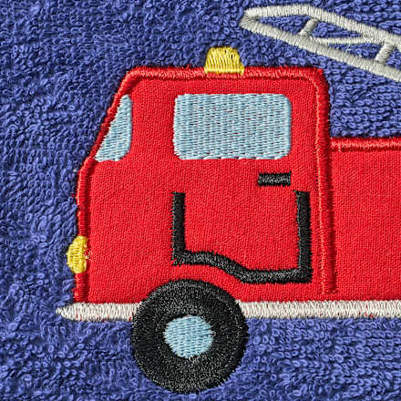 Lätzchen mit Feuerwehrauto-Motiv, blau ALANA