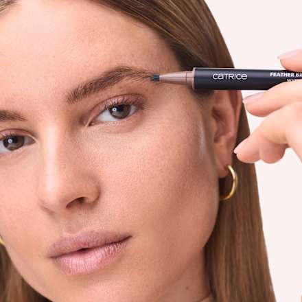 pero na obočí Feather Brow Filler Waterproof 010 Ash Brown CATRICE