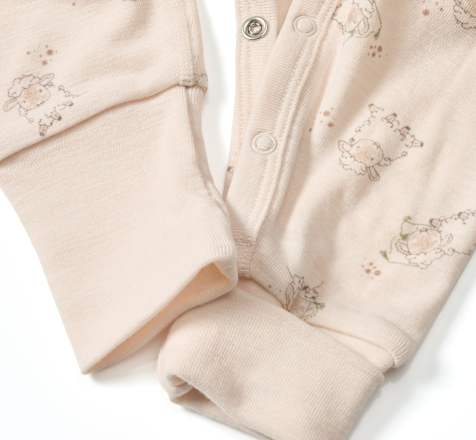 Schlafanzug aus Wolle mit Schaf-Muster, beige, Gr. 50/56 ALANA