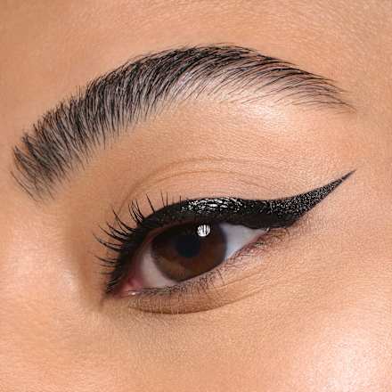 Tekutá očná linka Hyper Liner Brush 10 Ever Black CATRICE