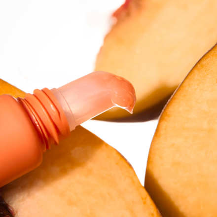The Summer Edit Peptide sjaj za usne - C03 Peach Iced Tea, SPF 25 CATRICE