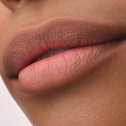 Linka na pery Blur-Real 030 Defined CATRICE