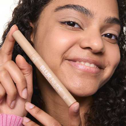 oční stíny v tužce BLUR NUDE 02 Soft Macchiato essence