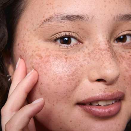 oční stíny v tužce BLUR NUDE 02 Soft Macchiato essence