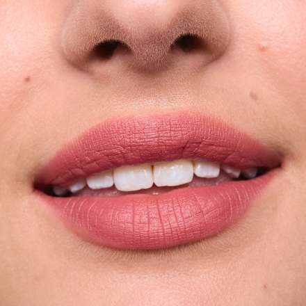 Lippen Mousse Juicy Matte 02 Featherlight Pink essence
