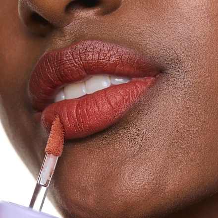 Matný rúž Juicy Matte Lip Mousse 01 Maple Rouge essence