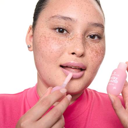 Lesk na pery Milky Glazed Glossy 02 Strawberry Whip essence