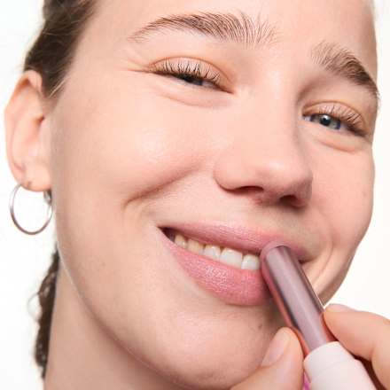 balzám na rty BLUR soufflé nude 4 Nude Mauve essence