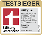 Das Bild zeigt ein Testsiegel der Stiftung Warentest.

Details des Siegels:
Auszeichnung: TESTSIEGER
Bewertung: GUT (2,0)

Getestetes Produkt:

Oral-B iO Kids 6+ Disney Stitch (Zahnbürste)
Vergleichsprodukt: iO Kids 6+ mit Bürstenaufsatz
Zusätzliche Informationen:

Ausgabe: 06/2026
Weitere Details: www.test.de
Referenznummer: 26UP43
Visuelles Design: Das Siegel hat einen goldenen/beigen Rahmen. Im Zentrum befindet sich ein großes rotes Kreuz-Symbol auf weißem Hintergrund, links unten steht der Schriftzug "Stiftung Warentest" in schwarzer Schrift.